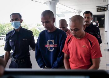 KESEMUA tertuduh diiring keluar anggota polis selepas mengaku bersalah di Mahkamah Sesyen, Ayer Keroh, Melaka melakukan samun berkumpulan terhadap seorang pemandu teksi. - UTUSAN/SYAFEEQ AHMAD