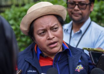 AZALINA Othman Said bercakap kepada pemberita selepas melakukan lawatan ke Projek Naik Taraf Ubahsuai dan Pemuliharaan Bangunan Mahkamah Kuala Kubu Baharu, di sini - UTUSAN/M. FIRDAUS M. JOHARI