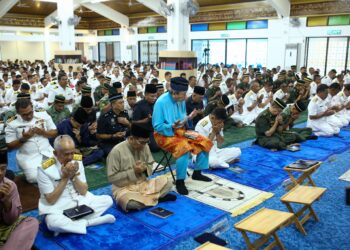 SULTAN Sharafuddin Idris Shah mengaminkan doa pada Majlis Bacaan Yasin, Tahlil dan Khutbah Khas sempena sambutan Hari TLDM Ke-90 dan memperingati tragedi nahas helikopter terhempas pada Selasa lalu di Masjid An-Nur Pangkalan TLDM Lumut hari ini. - UTUSAN/MUHAMAD NAZREEN SYAH MUSTHAFA