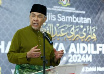 AHMAD Zahid Hamidi berucap pada Majlis Sambutan Aidilfitri Parlimen Bagan Datuk di Kompleks UMNO Bagan Datuk hari ini. - UTUSAN/MUHAMAD NAZREEN SYAH MUSTHAFA