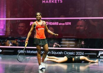 S. SIVASANGARI meraikan kejayaannya menewaskan Haniaa El Hammamy (terbaring) dalam perlawanan akhir Kejohanan Skuasy Klasik London di London, England, hari ini. - Gambar ihsan London Squash Classic