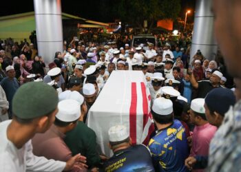 JENAZAH Muhammad Faisol Tamadun dibawa ke Masjid Al-Muhtahdin di Sik Dalam selepas dibawa dari Ipoh, Perak. -UTUSAN/SHAHIR NOORDIN