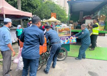 DBKL menyita gerai warga asing tanpa lessen di Parlimen Batu, semalam. - FB DBKL