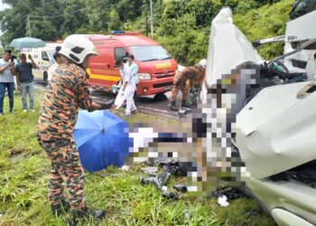 KEADAAN insiden kemalangan membabitkan sebuah lori membawa muatan batu dan kenderaan pacuan empat roda jenis Toyota Hilux yang terlibat dalam kemalangan di Kampung Bakul, Limbang petang tadi.