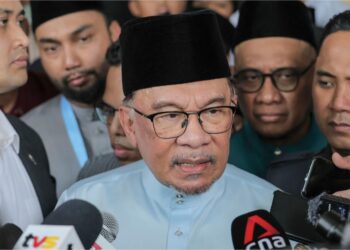 ANWAR Ibrahim bercakap pada sidang media selepas hadir menunaikan solat Jumaar di Masjid Bandar Teknologi Kajang, semalam. - UTUSAN/AMIR KHALID