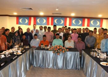 ANWAR Ibrahim (duduk-tiga kanan) bersama pimpinan MPN Sabah semasa perjumpaan khas di Kota Kinabalu hari ini
