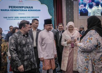 ANWAR Ibrahim ketika hadir majlis perhimpunan bulanan MOF di Putrajaya. - UTUSAN/FAIZ ALIF ZUBIR