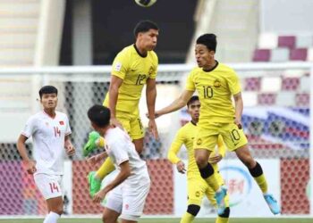 DUA pemain skuad kebangsaan, Nooa Laine (kiri) dan Luqman Hakim bersaing mendapatkan bola dalam saingan Piala Asia B-23 menentang Vietnam di Doha, Qatar. Malaysia tewas 2-0 sekali gus menutup peluang untuk mara ke pusingan seterusnya. – IHSAN FAM