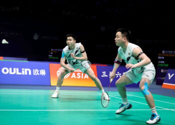 Aaron Chia dan Soh Wooi Yik mara ke separuh akhir selepas menundukkan Liu Yu Chen-Ou Xuan Yi 21-14, 21-15 dalam Kejohanan Badminton Asia 2024 di China,  semalam. – AFP