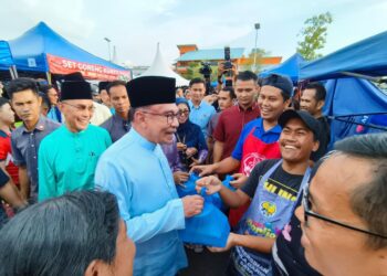 ANWAR Ibrahim akan turun padang di seluruh negara sepanjang Ramadan bagi bertemu masyarakat serta memperkukuhkan kerjasama antara Kerajaan Persekutuan dan negeri.