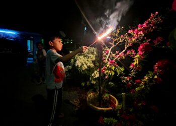 KANAK-kanak gembira bermain bunga api menjelang Aidilfitri di Arau, Perlis semalam.- UTUSAN/MOHD. HAFIZ ABD. MUTALIB