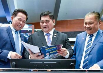 SHAHELMEY Yahya (tengah) bersama Pembantu-Pembantu Menteri Kerja Raya, Datuk Limus Jury (kiri) dan Datuk Robert Tawiq (kanan) semasa persidangan DUN Sabah di Kota Kinabalu hari ini.