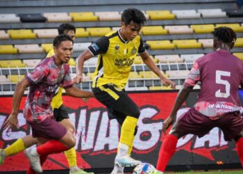 AKSI perlawanan persahabatan pra musim di antara Perak FC dan Kedah Darul Aman FC di Stadium Perak semalam. - UTUSAN/PERAK FC