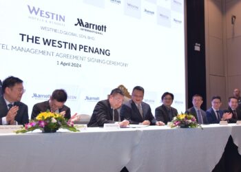 TUANKU Syed Faizuddin Putra Jamalullail (empat dari kiri) berkenan menyaksikan majlis menandatangani kerjasama antara Westfield Global Sdn Bhd dan Marriott International di Hotel Marriott Pulau Pinang, pada Isnin lalu.-UTUSAN