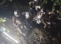 ANGGOTA bomba menggunakan tali penyelamat untuk membawa Nur Raihan Romli ke tebing setelah kenderaan mereka terjunam ke dalam gaung di Jalan Gunung Inas, Baling. - IHSAN BOMBA