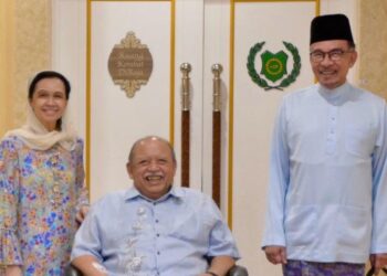 TUANKU Syed Sirajuddin Jamalullail (dua dari kanan) dan Tuanku Tengku Fauziah Almarhum Tengku Abdul Rashid (kiri) berkenan menerima mengadap Anwar Ibrahim (kanan) di Kangar, Perlis, baru-baru ini. -UTUSAN