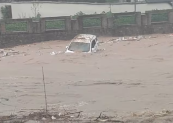 SEBUAH kenderaan dihanyutkan air banjir berikutan hujan lebat di Jiangwan, Guangdong, China pada 22 April lalu.-REUTERS