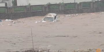 SEBUAH kenderaan dihanyutkan air banjir berikutan hujan lebat di Jiangwan, Guangdong, China pada 22 April lalu.-REUTERS