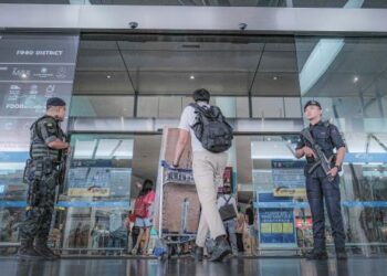 ANGGOTA pasukan keselamatan dari unit Pasukan Gerakan Am (PGA) bergandingan dengan anggota polis mengawal keselamatan orang ramai di Lapangan Terbang Antarabangsa Kuala Lumpur (KLIA) di Sepang, semalam. – UTUSAN/FAIZ ALIF ZUBIR