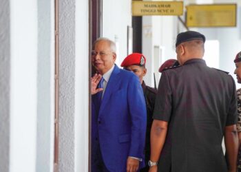 NAJIB Tun Razak semasa menghadiri sambung bicara kes penyelewengan dana 1MDB di Mahkamah Tinggi Kuala Lumpur, semalam. - UTUSAN/SYAKIR RADIN