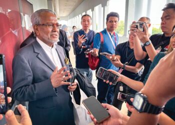 PEGUAM Tan Sri Muhammad Shafee Abdullah bercakap kepada pemberita selepas bicara permohonan kebenaran semakan kehakiman Najib Razak mencabar kewujudan titah adendum oleh Yang di-Pertuan Agong Ke-16, supaya menjalani baki tempoh pemenjaraan di rumah di Mahkamah Tinggi Kuala Lumpur, semalam. – UTUSAN/SADDAM YUSOFF