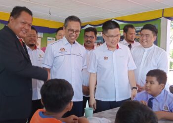 WONG Kah Woh (dua dari kanan) berbual dengan murid ketika melawat Sekolah Kebangsaan Ulu Bernam, Tanjung Malim hari ini. - UTUSAN