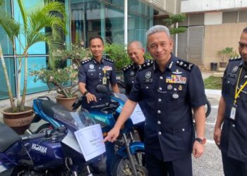 HABIBI Manjiji menunjukkan motosikal dirampas hasil jenayah Geng Bean dalam sidang akhbar di Ibu Pejabat Kontinjen Kuala Lumpur, hari ini.