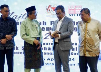 MENTERI Perladangan dan Komoditi, Datuk Seri Johari Abdul Ghani dan Ketua Pengarah Lembaga Perindustrian Kayu Malaysia (MTIB), Dr. Mohd Nor Zamri Mat Amin (dua dari kiri), melancarkan Polisi Keselamatan Siber MTIB pada Majlis Anugerah Perkhidmatan Cemerlang 2023 Lembaga Perindustrian Kayu Malaysia, di Menara PGRM, di sini semalam. - UTUSAN/SHIDDIEQIIN ZON