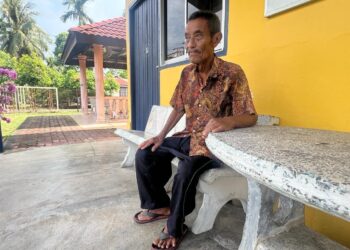 MUHAMMAD Hassan termenung di hadapan biliknya mengenangkan nasib di usia emas terpaksa meraikan Aidilfitri tanpa ahli keluarga di Rumah Sejahtera Batu Bertangkup, Perlis semalam.- UTUSAN/ASYRAF MUHAMMAD
