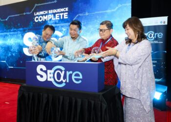 TIMBALAN Menteri Kesihatan Datuk Lukanisman Awang Sauni (dua dari kiri) pada majlis pelancaran pameran SEACare baru-baru ini.