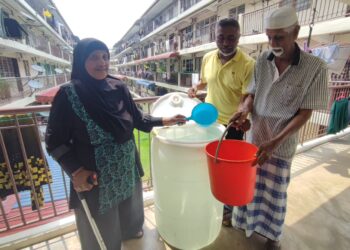PENDUDUK Flat Bukit Gedung di George Town, Pulau Pinang yang berdepan masalah tekanan air rendah sejak awal Ramadan lalu kini berdepan risiko untuk menyambut Aidilfitri tanpa air pada tahun ini.