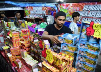 DISEBALIK jualan pakaian dan kelengkapan raya di bazar Aidilfitri masih perlahan berbeza pula dengan jualan mercun dan bunga api yang mendapat sambutan hebat menjelang sambutan Aidilfitri di Pekan Lama, Arau, Perlis semalam.-UTUSAN/IZLIZAN OTHMAN