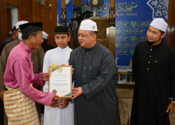 TUANKU Syed Faizuddin Putra Jamalullail (dua dari kanan) berkenan menyampaikan sijil penghargaan kepada Muslim Chatid Nawar (kiri) sewaktu Program Hijrah Minda MAIPs di Masjid Negeri Arau, Perlis, baru-baru ini.-UTUSAN