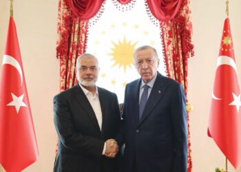 RECEP TAYYIP berjabat tangan dengan Ismail Haniyeh di pejabat Presiden di Dolmabahce, Istanbul. -AFP