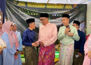 DR. Ismail Salleh (tengah) bersalaman dengan tetamu yang hadir ke Rumah Terbuka Aidilfitri MADA di Alor Setar.