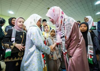 Fadhlina Sidek melayan tetamu yang hadir pada Majlis Iftar Si Burung Kecil dan Ramah Mesra bersama-sama pengamal media di Dewan Kompleks Seri Bintang, Kuala Lumpur,, kelmarin.