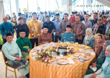 Fadillah Yusof bergambar bersama tetamu pada majlis Rumah Terbuka Aidilfitri dianjurkan beliau 
di Kuching semalam.