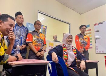 FADHLINA Sidek (dua kanan) semasa lawatan ke kabin SBJK di SK Sembulan, Kota Kinabalu semalam.