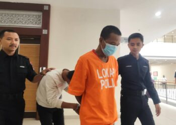 SEORANG pengawal keselamatan (baju oren) dibawa keluar dari Mahkamah Seksyen Muar selepas didakwa atas tiga pertuduhan amang seksual terhadap anak kandungnya.