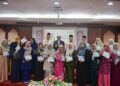 MUHAMMAD Khalil Abdul Hadi (barisan belakang, tengah) bergambar bersama penerima bantuan pada Majlis Penyampaian Bantuan Pendahuluan Nafkah Bahagian Sokongan Keluarga di Kuala Terengganu, semalam. - UTUSAN/PUQTRA HAIRRY ROSLI