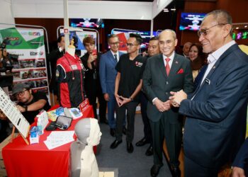 Dzulkefly Ahmad (kanan) diiringi Presiden Management and Science University (MSU), Prof Tan Sri Dr Mohd Shukri Ab Yajid (dua dari kanan) melawat pameran selepas melancarkan Program Healthcare Equity for Affordable and Rapid Treatment (H.E.A.R.T) di Dewan Canselor MSU Shah Alam. Foto : Saddam Yusoff