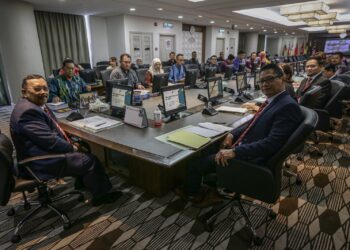 ABDUL Ghani Salleh ketika mempengerusikan mesyuarat PRK Kuala Kubu Baharu di Putrajaya. - UTUSAN/FAIZ ALIF ZUBIR