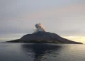 GUNUNG Ruang di Kepulauan Sitaro, Sulawesi Utara, memuntahkan abu gunung berapi seperti yang dilihat pada hari Jumaat, 19 April lalu. -ANTARA