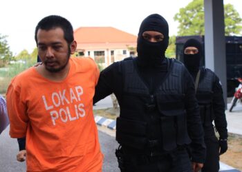 HAFIZUL Hawari (kiri) akan didakwa di Mahkamah Sesyen, Kota Bharu, Kelantan-UTUSAN/KAMARUL BISMI KAMARUZAMAN.