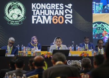 SURAT layang membabitkan dakwaan terhadap Persatuan Bolasepak Malaysia (FAM) tersebar sehari sebelum berlangsungnya Kongres Tahunan ke-60 FAM.-UTUSAN/FARIZ RUSADIO
