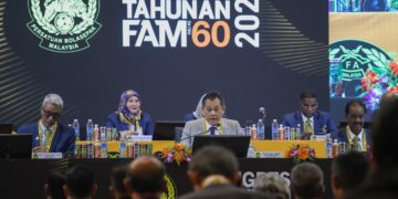 SURAT layang membabitkan dakwaan terhadap Persatuan Bolasepak Malaysia (FAM) tersebar sehari sebelum berlangsungnya Kongres Tahunan ke-60 FAM.-UTUSAN/FARIZ RUSADIO
