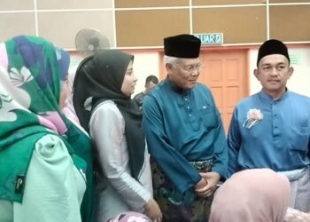 HAMZAH Zainudin (dua dari kanan) beramah mesra dengan pengunjung pada Majlis Sambutan Aidilfitri Parlimen Larut di Felda Ijok, Selama di Larut hari ini. - UTUSAN/WAT KAMAL ABAS