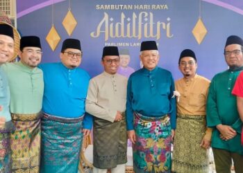 HAMZAH Zainudin (empat dari kanan) bersama pengunjung Majlis Sambutan Aidilfitri Parlimen Larut di Felda Ijok, Selama di Larut hari ini. - UTUSAN/WAT KAMAL ABAS