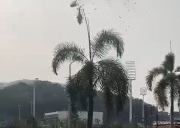 TANGKAP layar dua helikopter TLDM bertembung di udara ketika melakukan penerbangan latihan di Pangkalan TLDM Lumut, Perak.  - UTUSAN/MEDIA SOSIAL