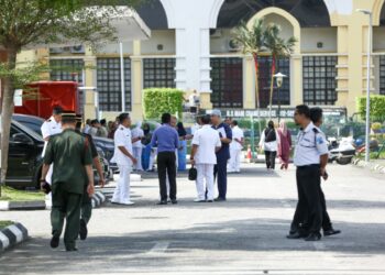 KEADAAN di Jabatan Forensik HRPB Ipoh bagi urusan menuntut jenazah kesemua mangsa nahas dua helikopter milik TLDM terhempas di Pangkalan TLDM Lumut semalam. - UTUSAN/MUHAMAD NAZREEN SYAH MUSTHAFA